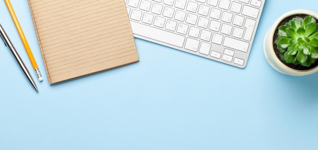 Business Desk Arbeitsplatz und Büroobjekte vor blauem Hintergrund Draufsicht flach mit Kopierraum für Ihren Text