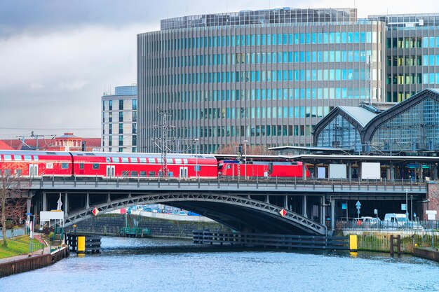 Business Downtown, Red Train und Brücke über die Spree in Berlin Mitte, Deutschland