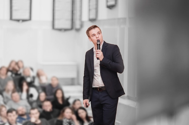 Business-Event.Der Redner und das Publikum im Konferenzraum. Geschäft und Konzept des Unternehmertums.