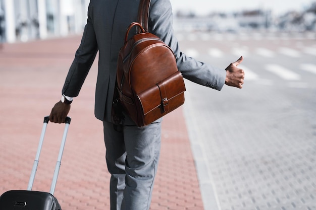 Business Executive Calling Cab am Flughafen