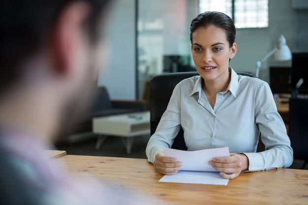 Business Executive, der ein Vorstellungsgespräch mit dem Mann führt