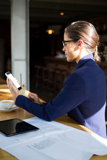 Business Executive mit Handy im Café