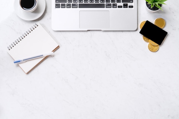 Business Financial Design Concept Marmor weißer Bürotisch Schreibtisch Draufsicht mit Smartphone Mockup Kreditkarte Münzen Laptop flach liegend Kopierraum