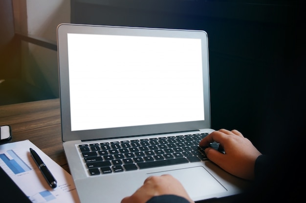 Business-Frau arbeitet auf Laptop mit Mock up leer Bildschirm. Technologie-Konzept