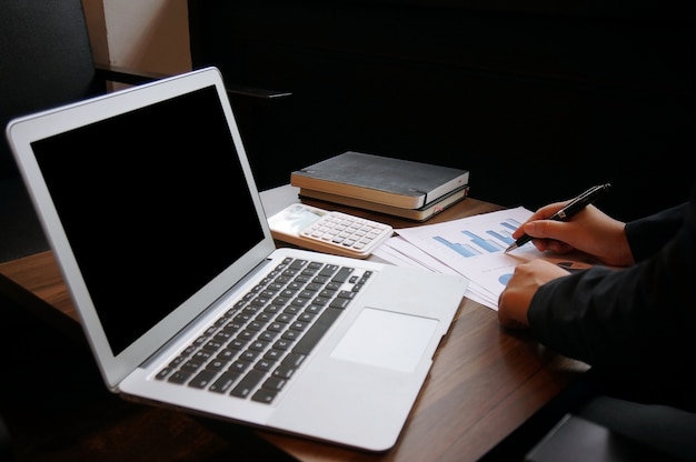 Business-Frau arbeitet auf Laptop mit Mock up leer Bildschirm. Technologie-Konzept