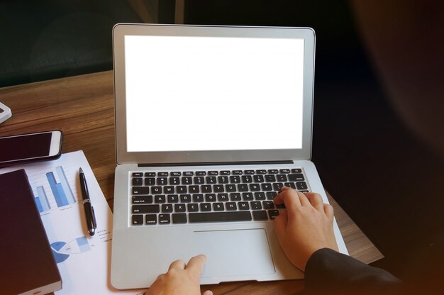 Business-Frau arbeitet auf Laptop mit Mock up leer Bildschirm. Technologie-Konzept