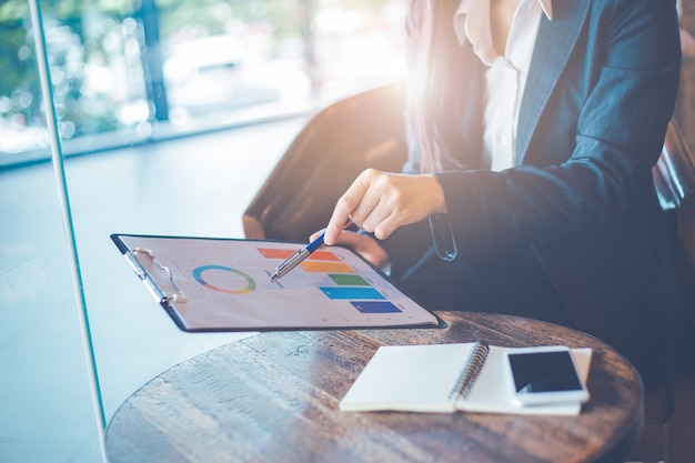 Business-Frau Hand arbeiten