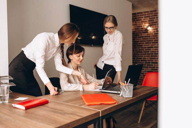 Business-Frauen arbeiten