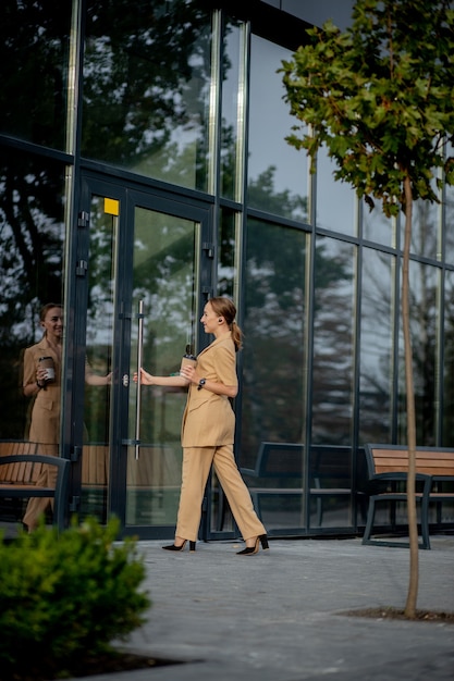 Business-Frauen-Stil. Frau mit Aktentasche, die zur Arbeit geht