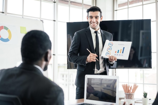 Business-Gruppentreffen und Unternehmensdiskussionen über den Jahresrückblick und einen neuen Geschäftsplan im Büro Geschäftsleute verschiedener Nationalitäten, darunter Kaukasier und Afrikaner, im Seminar