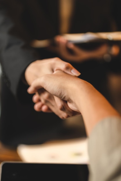 Business-Hand-Meeting-Konzept Geschäftsmann mit Handshake mit Unternehmensteam über Erfolg mit Vereinbarung der Marketingarbeit