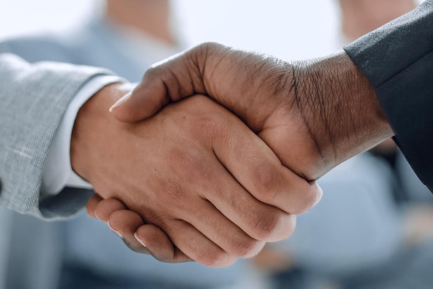 Business-Handshake Zwei Geschäftsmann Händeschütteln im Büro