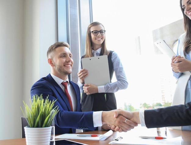 Business-Handshake Zwei Geschäftsmann Händeschütteln im Büro