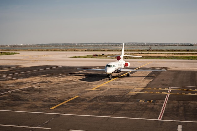Business Jet auf der Start- und Landebahn des offenen Parkplatzes