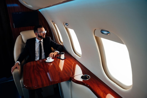 Foto business man flying on private jet