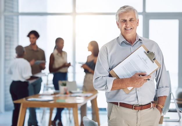 Business Man Leadership Manager Dokumente und Coaching-Planung für Motivation, Innovation und Erfolg im Büro Porträt reifer Chef, CEO und Unternehmer mit Papierkram für Marketing-Team-Meeting