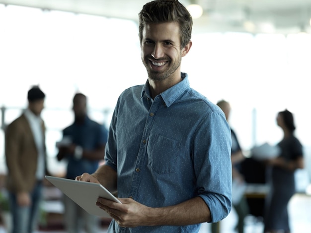 Foto business man portrait und tablet-forschung mit technologie für die vernetzung von e-mail und digitaler kommunikation internet-erfolg mit professioneller denkweise und konnektivität webdesign und mockup-space