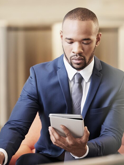 Business Man Tablet und digitales Lesen eines Mitarbeiters, der an CEO-Wachstum und Daten arbeitet