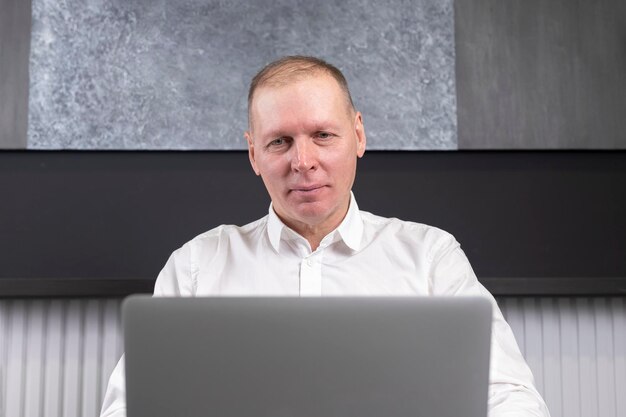 Business-Mann arbeiten am Laptop-Computer Senior Businessman Working Portrait