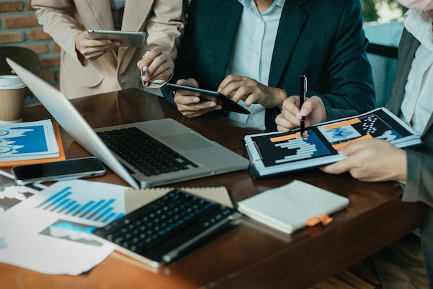 Business Meeting Account Manager Crew arbeitet Suchseite auf dem Computer mit neuem Startprojekt. Ideenpräsentation, Pläne analysieren.