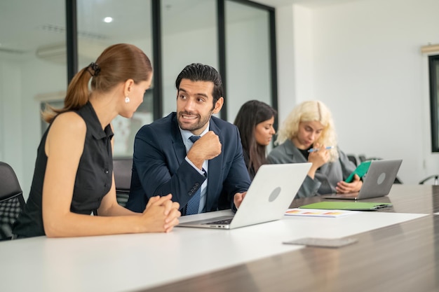 Business-Meeting-Konzept Geschäftsleute, die im Konferenzraum arbeiten