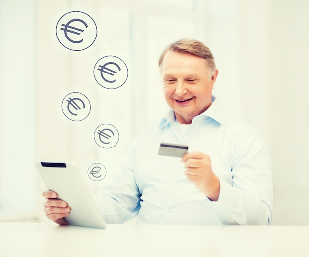 Foto business, oldness, online-banking, internet-shopping und oldness-konzept - lächelnder alter mann mit tablet-pc und kreditkarte zu hause