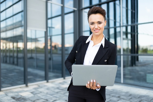 Business On The Go, conceito de mulher jovem e bem sucedido negócio, profissional em gestão de empresas