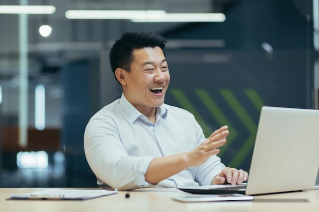 Business online meeting ein junger asiatischer geschäftsmann hält ein treffen mit partnern kunden eine konferenz ab