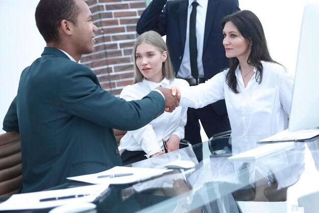 Business Partner Shake Hands on meetinig en el moderno edificio de oficinas