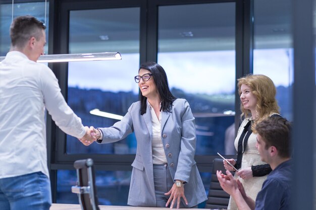 Business Partner Shake Hands on meetinig en el moderno edificio de oficinas