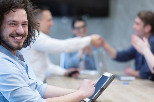 Business Partner Shake Hands on meetinig en el moderno edificio de oficinas