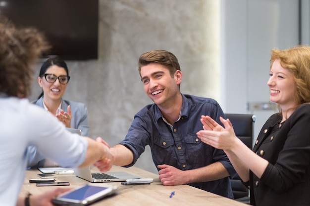 Business Partner Shake Hands on meetinig en el moderno edificio de oficinas