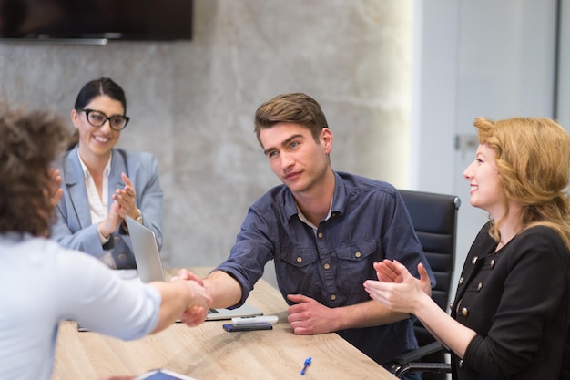 Business Partner Shake Hands on meetinig en el moderno edificio de oficinas