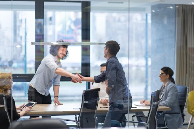 Business Partner Shake Hands on meetinig en el moderno edificio de oficinas