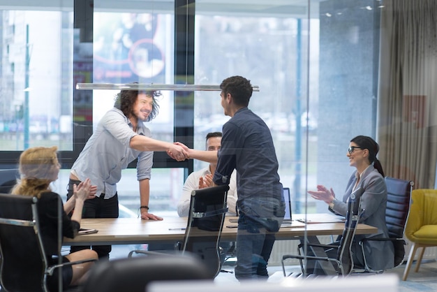 Business Partner Shake Hands on meetinig en el moderno edificio de oficinas