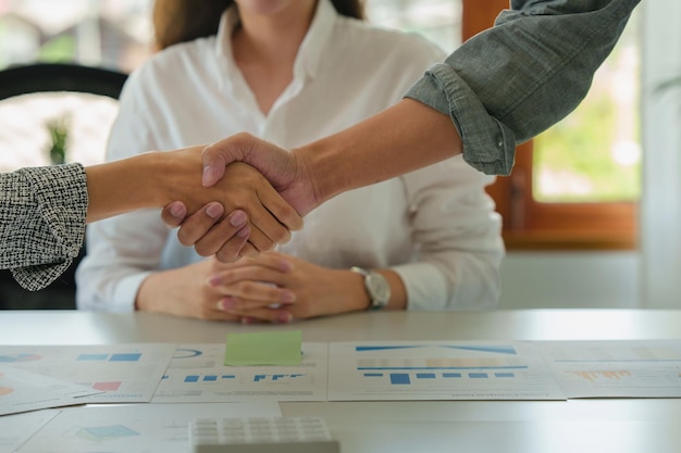 Business-Partnerschaft-Meeting-Konzept Bild Geschäftsmann Handshake Erfolgreiche Geschäftsleute Händeschütteln nach einem guten Geschäft und mit Zeuge Group Support-Konzept