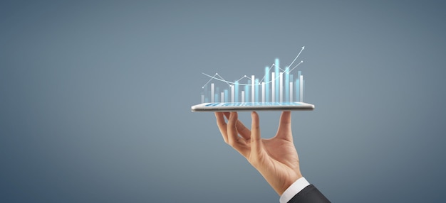 Business Plan Graph Wachstum und Zunahme der Chart positiven Indikatoren in seinem Geschäft, Tablet in der Hand