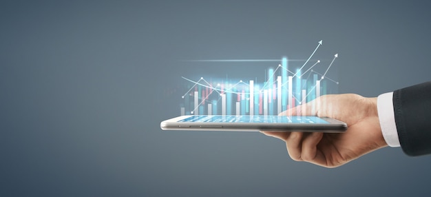 Business Plan Graph Wachstum und Zunahme der Chart positiven Indikatoren in seinem Geschäft, Tablet in der Hand