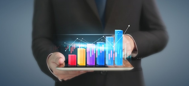 Business Plan Graph Wachstum und Zunahme der Chart positiven Indikatoren in seinem Geschäft, Tablet in der Hand