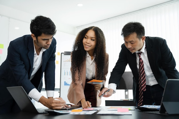 Business-Projektteam arbeitet morgens im Besprechungsraum im Büro zusammen