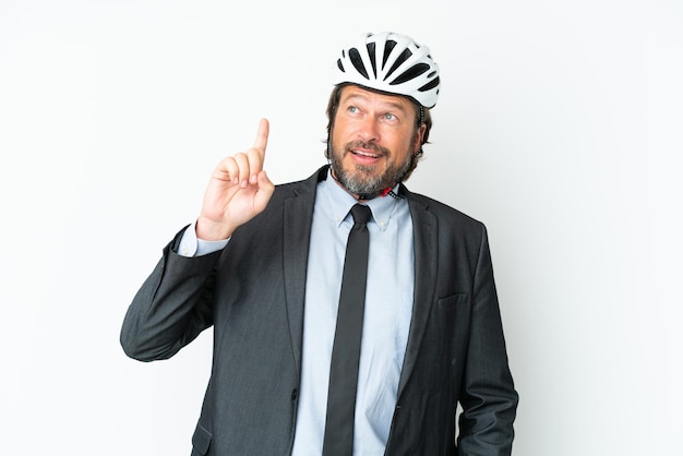 Business Senior Mann mit einem Fahrradhelm auf weißem Hintergrund isoliert denken eine Idee mit dem Finger nach oben
