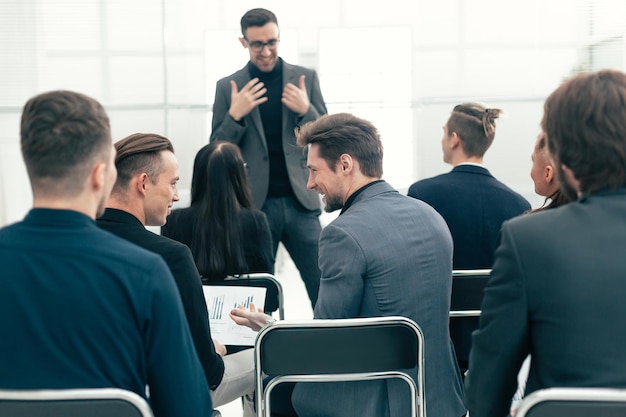 Business-Team diskutiert die finanzielle Situation bei einem Workshop. Unternehmenskonzept