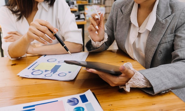 Business-Team-Finanzen oder Buchhalter, die mit einem Taschenrechner arbeiten, um Geschäftsdaten-Zusammenfassungsbericht Buchhaltungsdokument und Laptop-Computer im Büro-Business-Meeting-Konzept zu berechnen