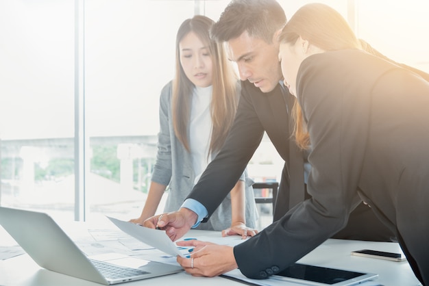 Business-Team-Konzept, Geschäftsleute Brainstorming oder Diskussion über das Dokument Bericht aus