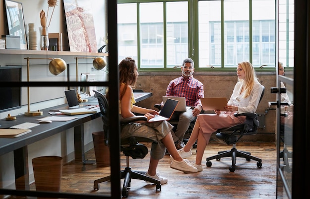 Business-Team-Meeting in einem Bürostand aus nächster Nähe