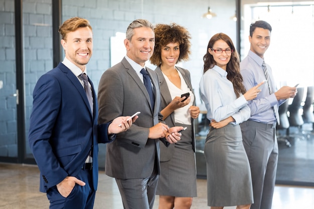 Business-Team mit ihrem Handy im Büro