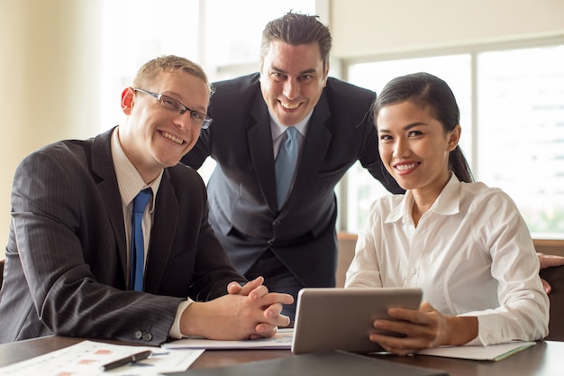 Business Team mit Tablet und Berichten