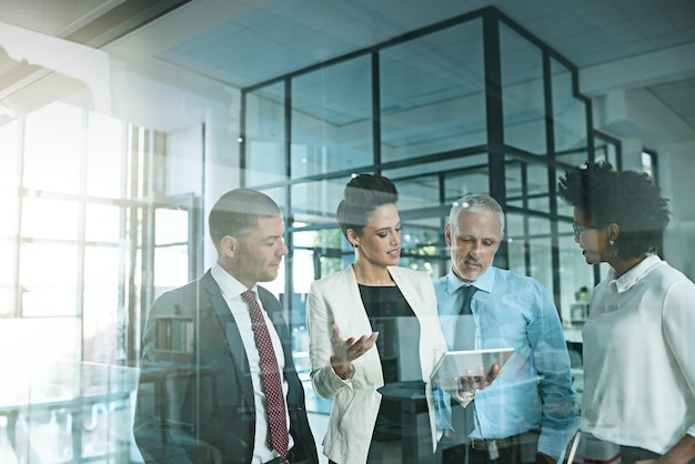 Business-Team-Tablet und Planung im Büro Überlagerung für Kommunikation, Zusammenarbeit und Fortschrittsbericht Menschen-Notebook oder Tech-Treffen am Arbeitsplatz für Teamarbeit, Partnerschaft oder Vielfalt