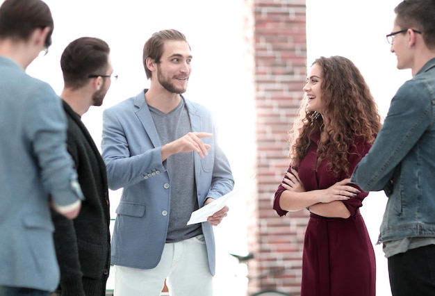 Business Team teniendo un argumento serio siendo un colega el mediador