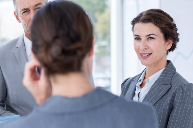 Business-Team während der Sitzung